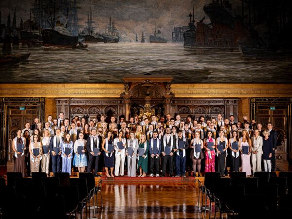 Gruppenfoto der ersten BHH-Absolventinnen (Fotograf: Roland Magunia)
